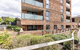 Stylish & Comfortable Top-Floor Flat In Harrow
