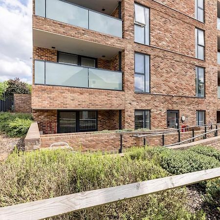 Stylish & Comfortable Top-Floor Flat In Harrow Londra Esterno foto
