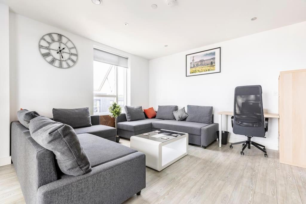 Stylish & Comfortable Top-Floor Flat In Harrow Londra Esterno foto