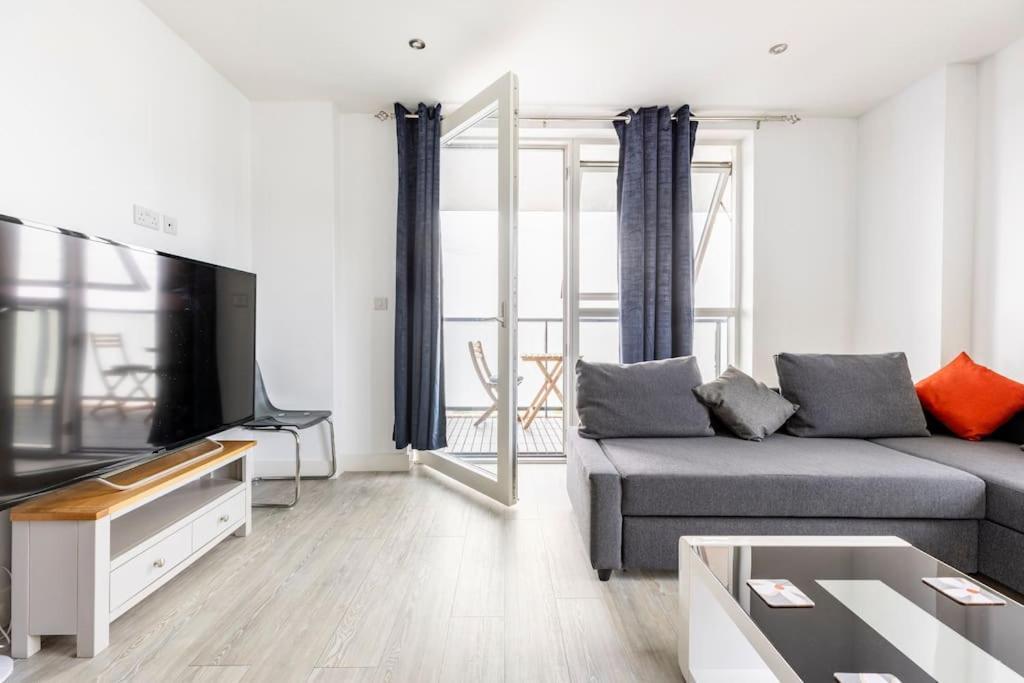 Stylish & Comfortable Top-Floor Flat In Harrow Londra Esterno foto