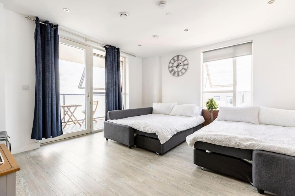 Stylish & Comfortable Top-Floor Flat In Harrow Londra Esterno foto