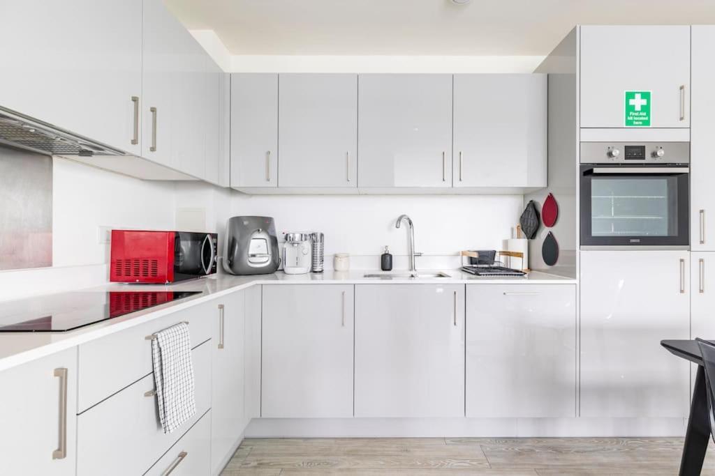Stylish & Comfortable Top-Floor Flat In Harrow Londra Esterno foto