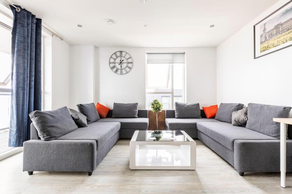 Stylish & Comfortable Top-Floor Flat In Harrow Londra Esterno foto