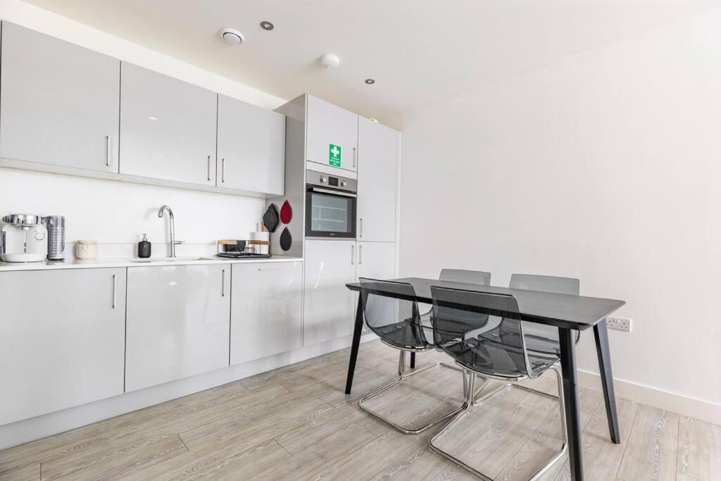 Stylish & Comfortable Top-Floor Flat In Harrow Londra Esterno foto