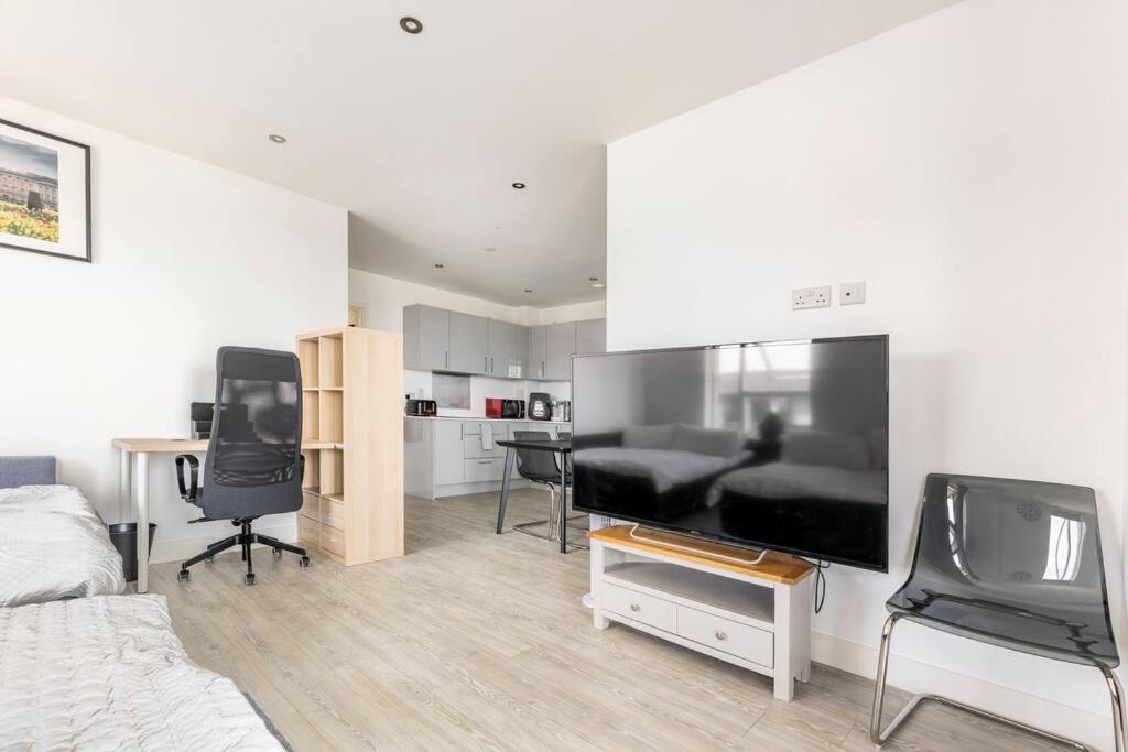 Stylish & Comfortable Top-Floor Flat In Harrow Londra Esterno foto