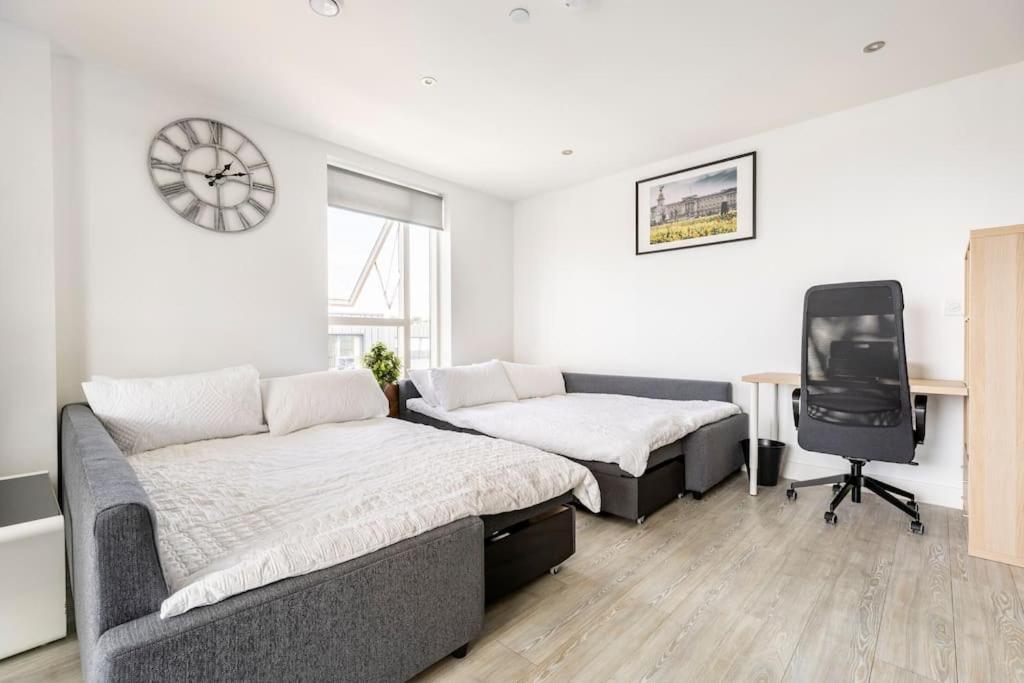Stylish & Comfortable Top-Floor Flat In Harrow Londra Esterno foto
