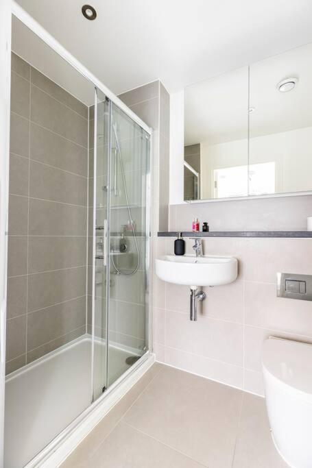 Stylish & Comfortable Top-Floor Flat In Harrow Londra Esterno foto