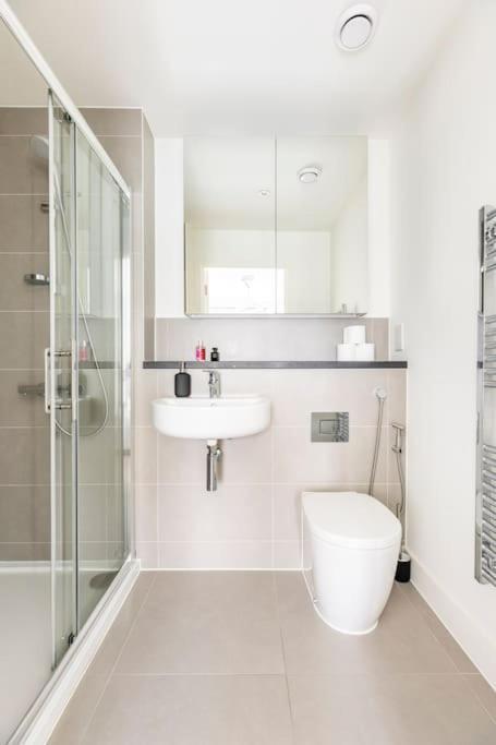 Stylish & Comfortable Top-Floor Flat In Harrow Londra Esterno foto