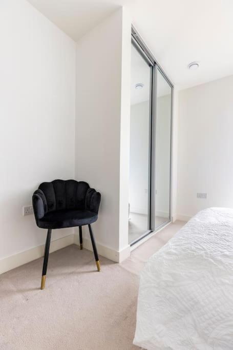 Stylish & Comfortable Top-Floor Flat In Harrow Londra Esterno foto