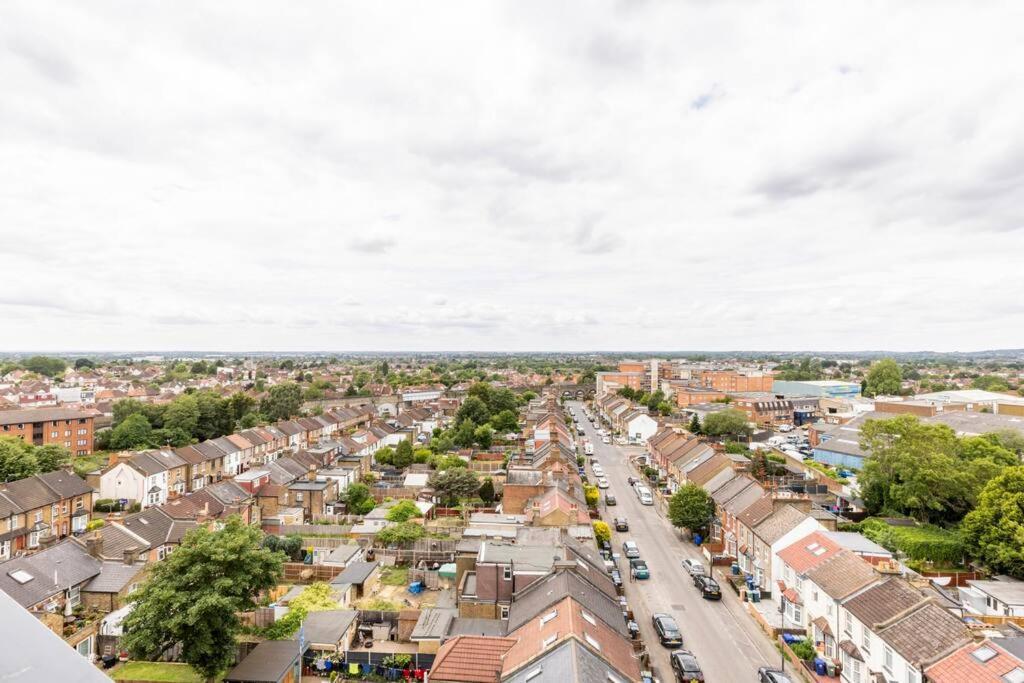Stylish & Comfortable Top-Floor Flat In Harrow Londra Esterno foto