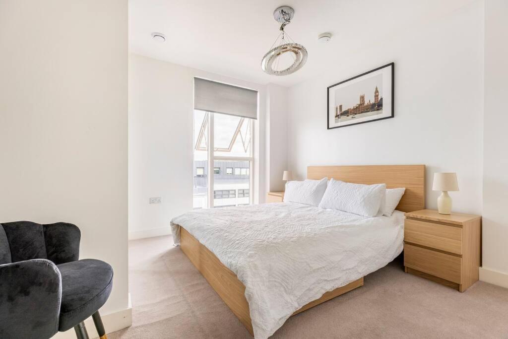 Stylish & Comfortable Top-Floor Flat In Harrow Londra Esterno foto
