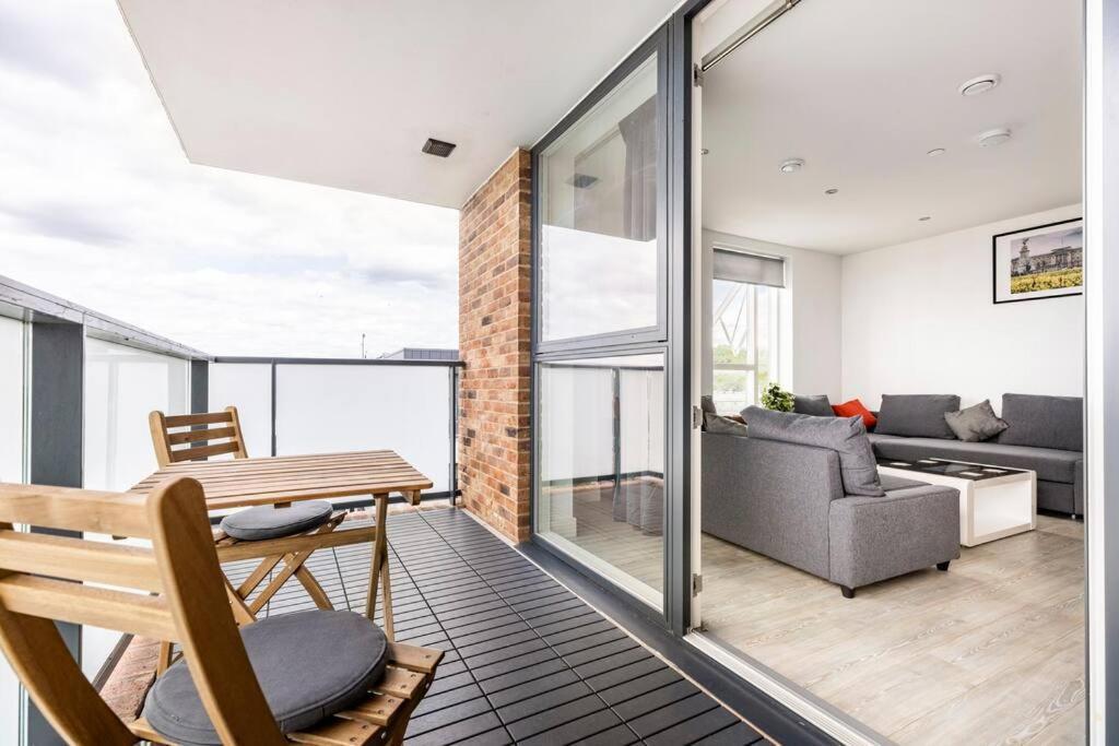 Stylish & Comfortable Top-Floor Flat In Harrow Londra Esterno foto