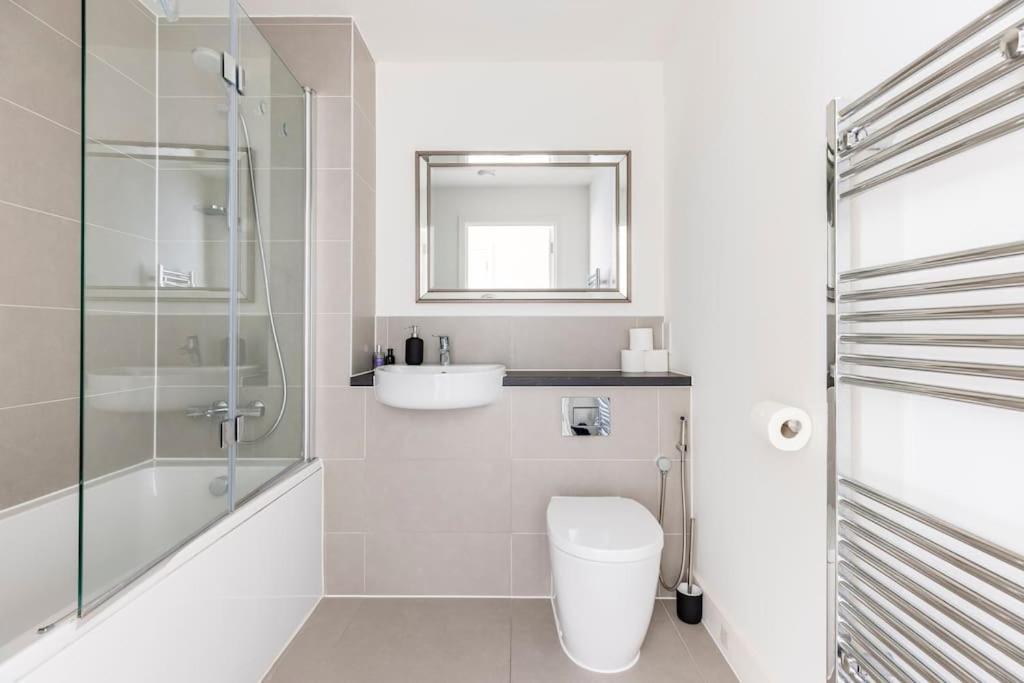 Stylish & Comfortable Top-Floor Flat In Harrow Londra Esterno foto