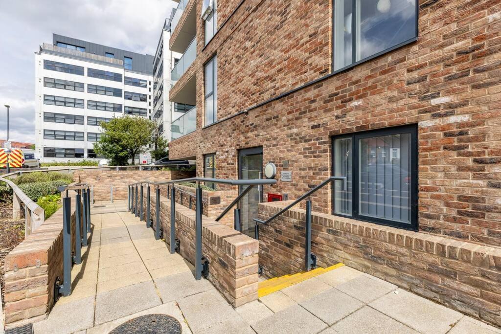 Stylish & Comfortable Top-Floor Flat In Harrow Londra Esterno foto