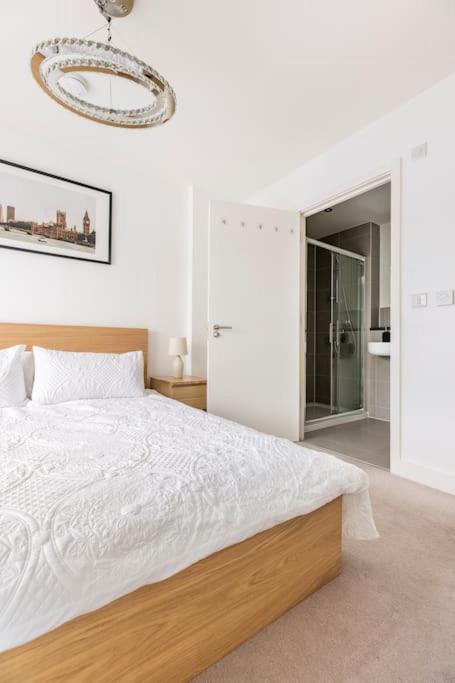 Stylish & Comfortable Top-Floor Flat In Harrow Londra Esterno foto