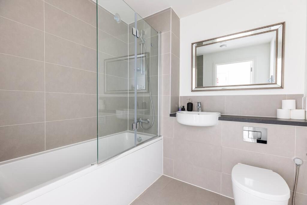 Stylish & Comfortable Top-Floor Flat In Harrow Londra Esterno foto