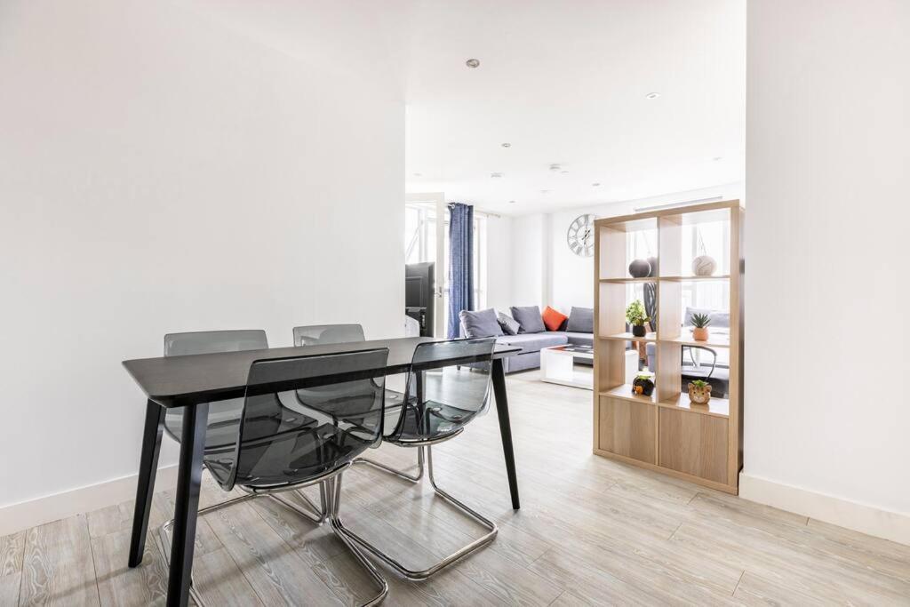 Stylish & Comfortable Top-Floor Flat In Harrow Londra Esterno foto