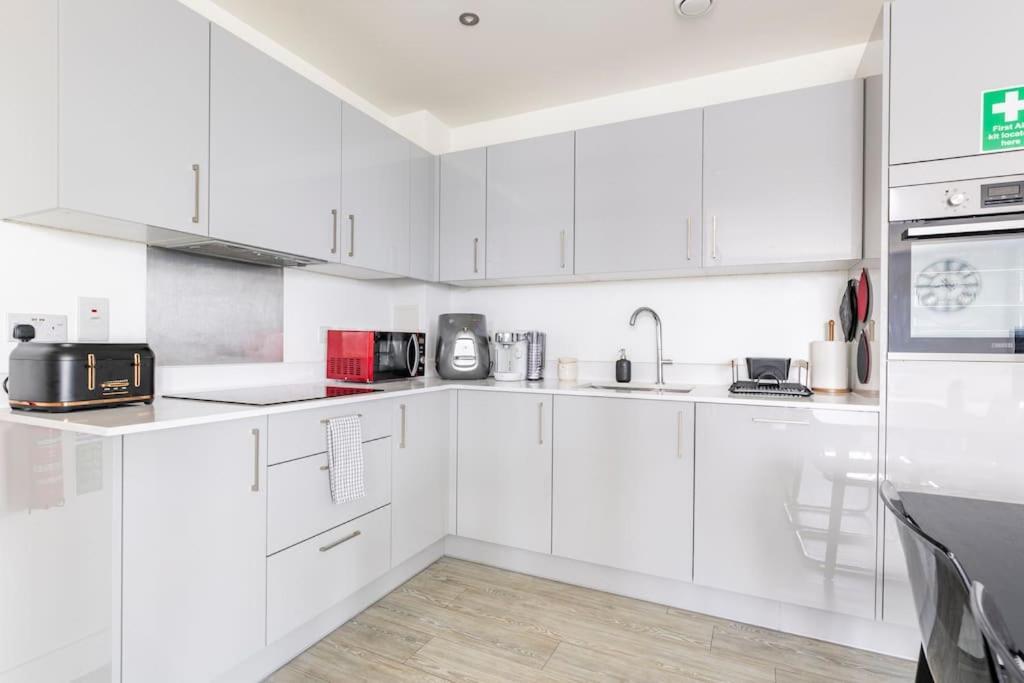 Stylish & Comfortable Top-Floor Flat In Harrow Londra Esterno foto