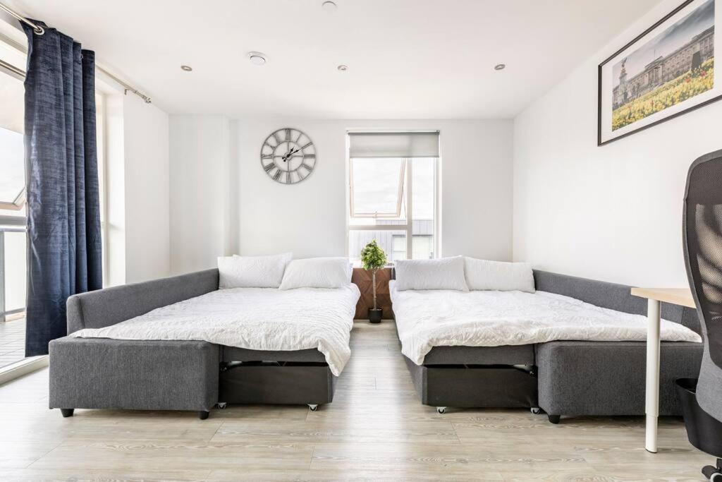 Stylish & Comfortable Top-Floor Flat In Harrow Londra Esterno foto
