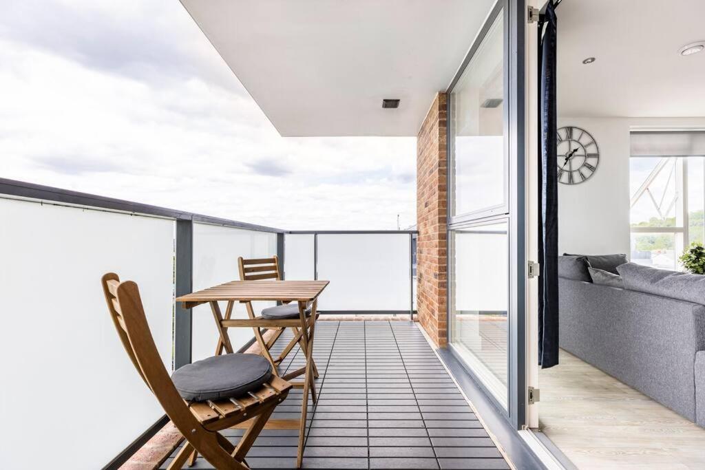 Stylish & Comfortable Top-Floor Flat In Harrow Londra Esterno foto