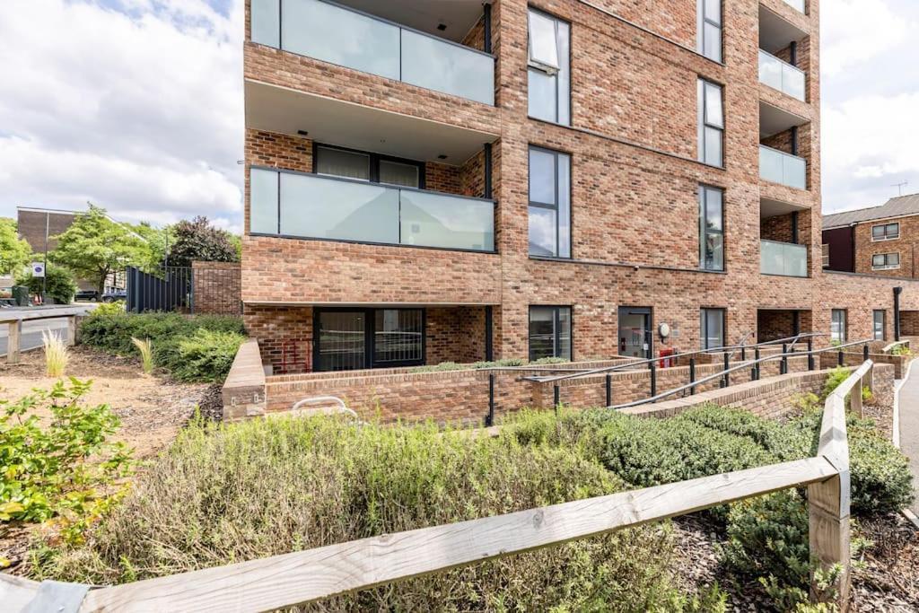 Stylish & Comfortable Top-Floor Flat In Harrow Londra Esterno foto